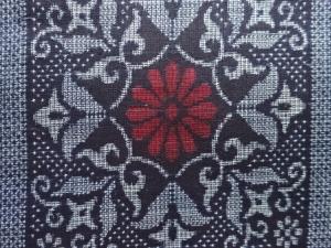 アンティーク　華紋唐草模様織出し本場正藍泥染大島紬着物（割り込み絣）